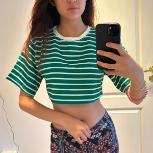 GRÖN RANDIG T-SHIRT  - CROPPAD T-shirt 💚 med fint dyrt material