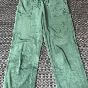 Juicy sätt mörk grön - Fint juciy sätt i färgen mörk grön, de har ett hål som jag sytt igen för hand, syns knappt på avstånd 💕 även har en grej på snöret låstnat. Har en till annons med tröjan om man vill köpa båda 💕 information om tröjan finns i den annons