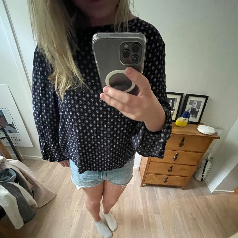 Jättefin blus som inte kommer till användning längre. Mycket bra skick☺️. Puserot.