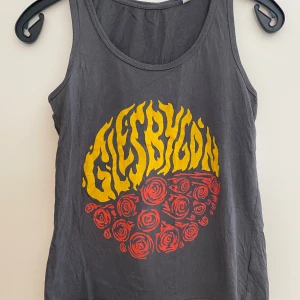 Linne - Strl S. Defekter finns i form av små hål (se sista bilden), varav det låga priset. 