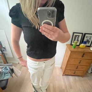 T-shirt med puffärm - Säljer denna jättefina tröja från zara!! Den har puffärmar😍Mycket bra skick☺️