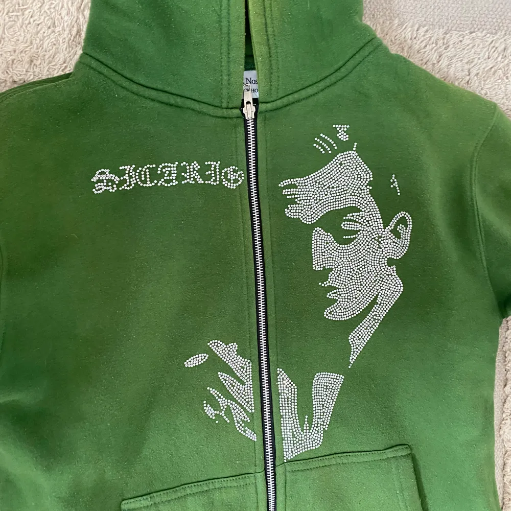 Säljer denna fina hoodie i en unik grön färg som är väldigt snygg.. Hoodies.