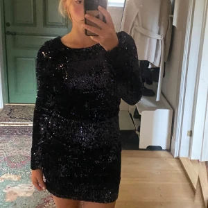 Mörkblå paljettklänning  - Mörkblå paljettklännibg från nly one passar perfekt till fest eller nyår