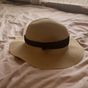 Vacationhat💗 - fin vacationhat, perfekt för nu i sommar, bra skick, ställ gärna frågor💕