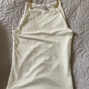 Super snygg fest topp  - En supersnygg fest topp som passar till det mesta men har tyvärr inte fått användning för den därav varför jag säljer den💞