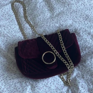 Vintage väska - Vintage/ y2k väska från gina, vinröd/ mörklila ish färg, aldrig använd ❣️