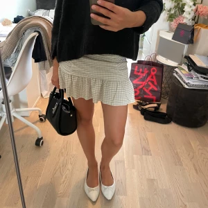 kjol - från Gina tricot, storlek Xs men stretchig. Kan också användas som topp!