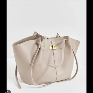 Gina tricot väska - Helt i ny skick inte ens använd jätte fin! Köpt för 500kr!❤️