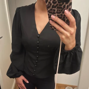 Blus - Jätte fin svart blus med knappar som går att öppna, aldrig använd, jätte fint material, storlek s 