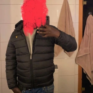 Lyle n scott jacka  - Hej jag säljer en tvär snygg lyle n scott jacka som är ganska använd. 2 veckor ish. Säljer den för den inte kommer till användning längre o samlar damm. Hör av er vid frågor eller eventuella byten✅👍
