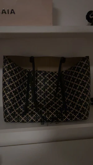 Malene birger väska - Jättefin malenebirgerväska som dessverre gått sönder lite i axelbanden, inget som inte går att laga. Skriv vid intresse av fler bilder