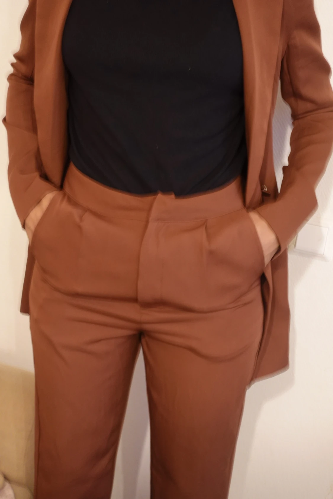 Brun kostym från PrettyLittleThing