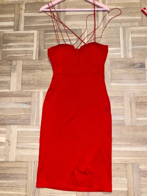 Elegant klänning, Rare London - Säljer en jätte vacker klänning ifrån Rare London som inte passar mig idag. Klänningen är i nyskick och har endast använts vid ett tillfälle. Jättefin & vacker. Jag är lite osäker på hur man sätter upp klänningen, men jag tror att köparen väljer lite själv hur den ska sitta! Storlek M/38🌸