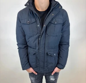 Woolrich Jacka  - Hej! Säljer nu denna väldigt snygga och eftertraktade Woolrich Fieldjacka!  Jackan är slutsåld överallt och går inte att få tag på… jackan är perfekt nu till hösten/vintern  Storlek S Ny pris: 6000 kr Säljs för: 1499 kr 
