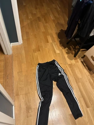 Adidas mjukis byxor - Adidas mjukis byxor i använt skick, storlek 11-12 år.