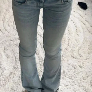 Ljusblåa jeans  - Jätte fina ljusblåa jeans i storlek 36, lite nertrampade men funkar fint ändå ! Säljer pågrund att att de är för stora 