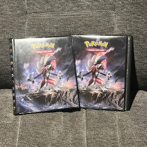 Pokémon Trading Card Game Samlarpärm med 90 kort - Coola samlarpärmar för Pokémonkort med snygga motiv av populära Pokémon. Perfekt för dig som vill organisera och visa upp din samling! Passar både nybörjare och erfarna samlare. Ca 90 kort medföljer i båda pärmarna tillsammans. Får plast med ca 80 kort per perm.
