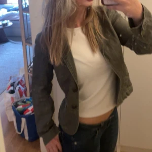 Snygg jacka!!! - Säljer denna snygga militär gröna jacka!! Har knappar så man kan stänga & fickor på sidan. Storlek 38/M men passar även 36/S. Aldrig använd av mig utan köpte den second hand💚