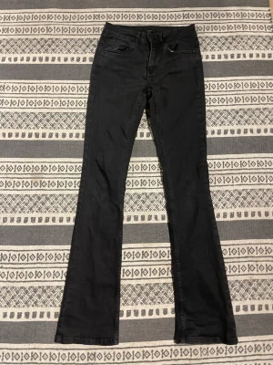 Svarta bootcut jeans från Pulz - Snygga svarta jeans från Pulz med bootcut passform. Jeansen är ett mycket strechigt material. Modellen är ”tall” och passar dig som är lång. 💓