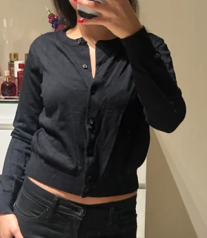 Svart kofta med knapparna  - Snygg ribbad svart kofta med knappar från H&M i storlek M, men passar som S också! 