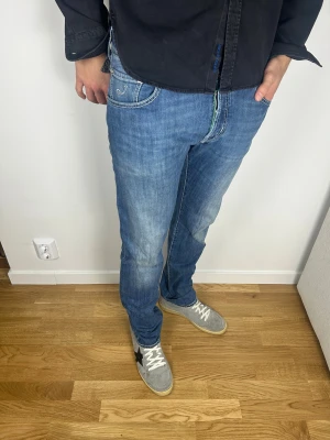 Jacob Cohën 622 Limited Edition  - Skicket på jeansen är väldigt bra utan defekter. Retail pris: 6000kr (+). | Modellen är 185cm och väger 80kg. Mått: 44x106cm (Ytterben + midja) Hör av dig vid frågor eller funderingar!