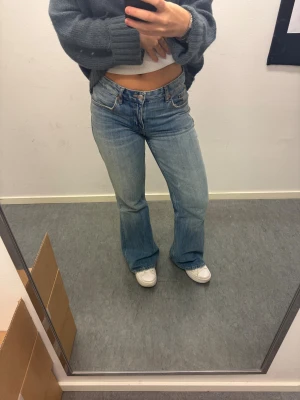 Zara bootcut low waist jeans - Använda fåtal gånger! Storlek 38 men sitter som 36, små slitningar nedtill men det är modellen så inget annorlunda. Fin blå färg och sitter bra i midjan. Jag är 167 för referens! Buda❤️  Mått: (CA) midja:38 höft:50 framsida längd: 111,5 grensöm fram: 30 grensöm bak: 31.5