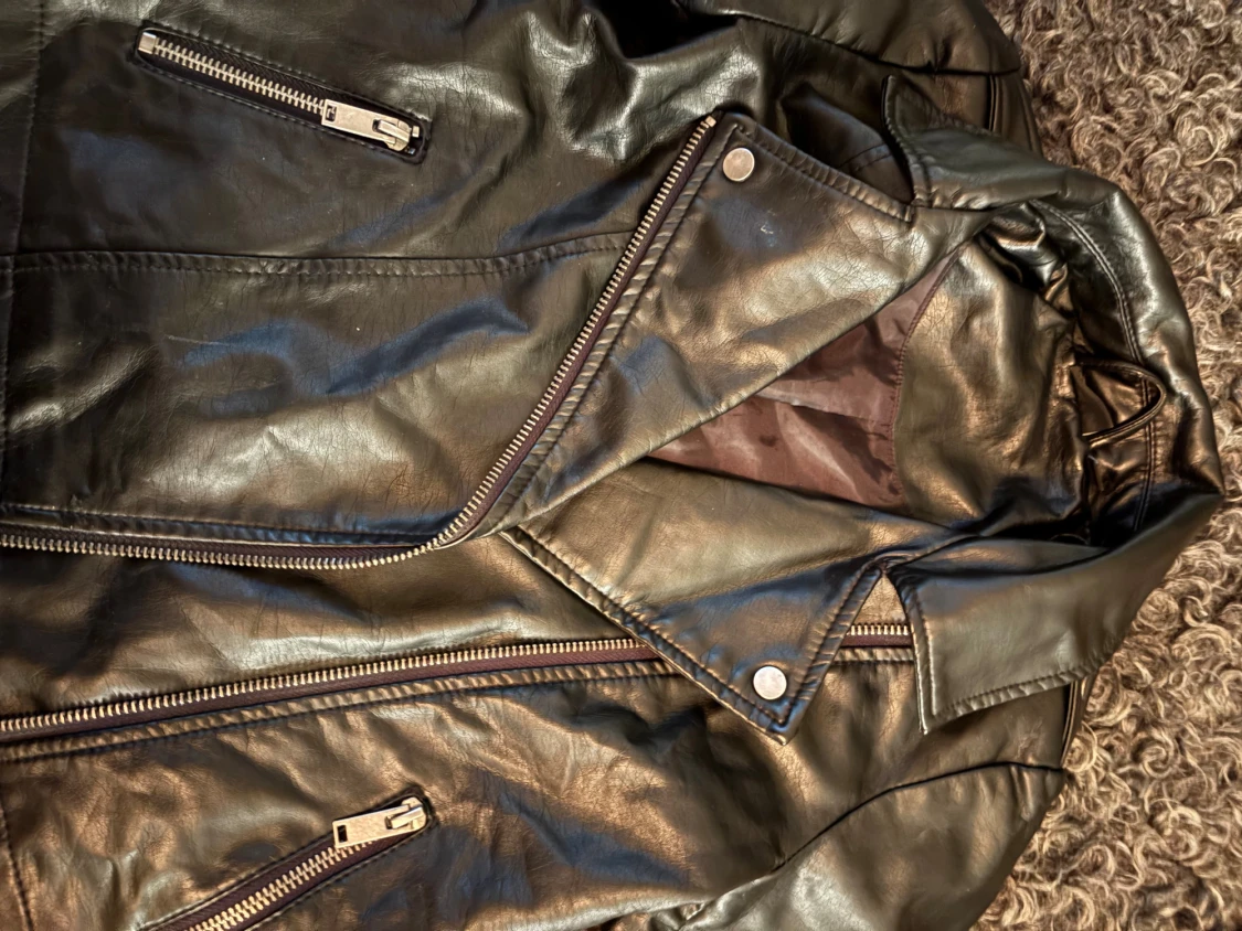 Svart ”skinnjacka” med broderade blommor - 3