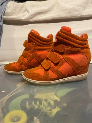 orange wedge sneakers från SKCH+3 - orangea sneakers med kilklack  från SKCH+3. blandning av mocka och textil, liknar Isabel Marant skor. stl 36,5 men passar stl 37