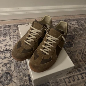 Maison Margiela Gats - Hallö! Säljer dessa schyssta Maison Margiela gats i fint fint skick! Storlek 42. Box medföljer. Hör av er kring funderingar!