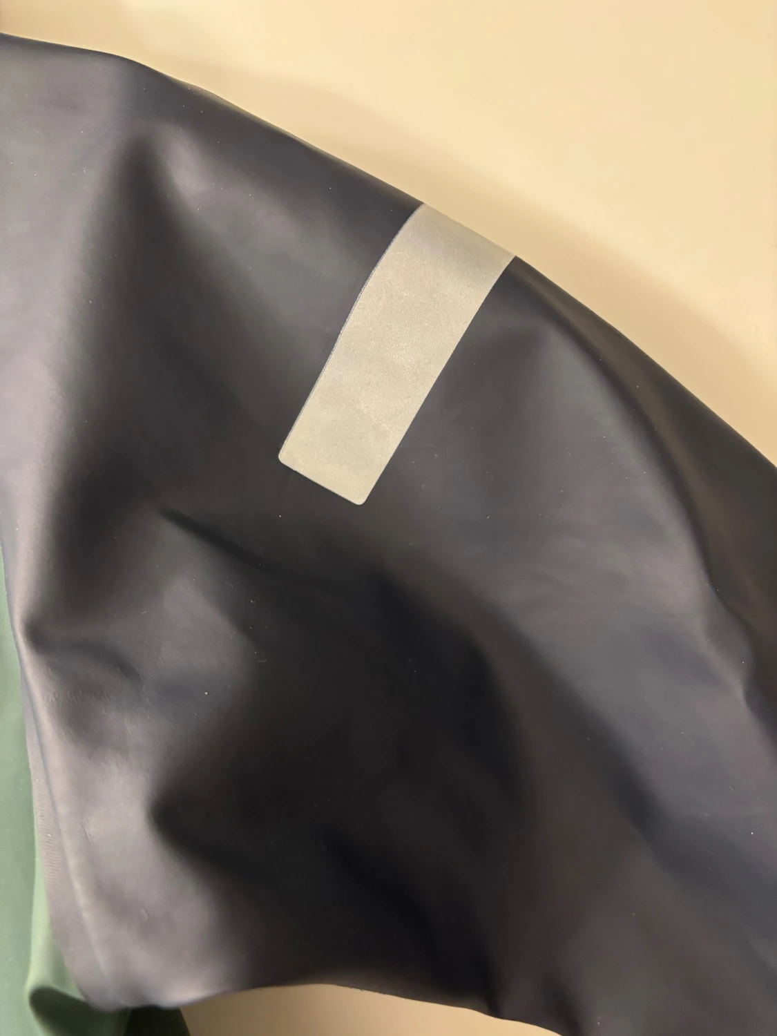 Grön och mörkblå regnjacka med huva - 4