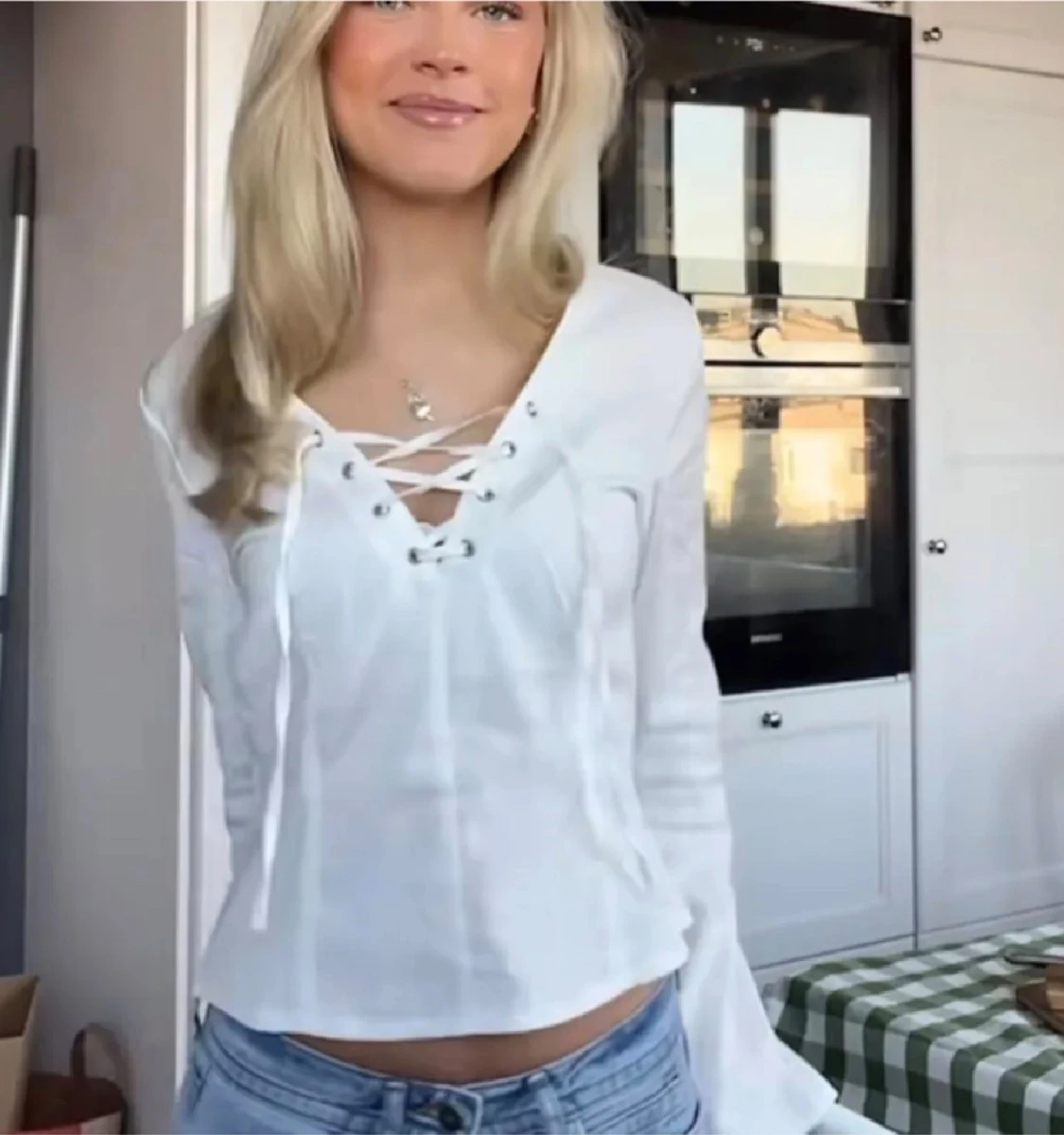 Vit långärmad blus med snörning