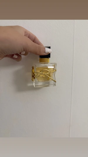Trendig parfym med lyxig design - Säljer denna parfym från yves saint Laurent, har markerat hur mycket jag använt 🤍