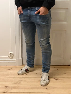 Replay Anbass ljusblå slim jeans - Säljer mina Replay Anbass då de är för små, bra skick och väldigt sköna då de är hyperflex. Stl 30. Hör av dig vid frågor👍