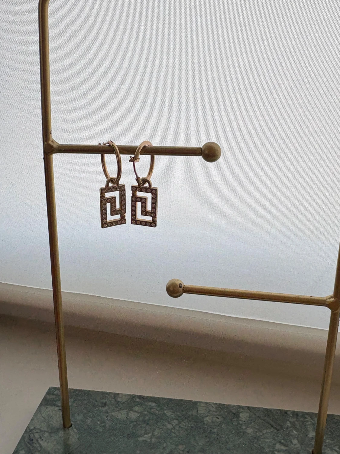 Guldiga örhängen med glittriga rektanglar - 1