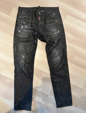 Dsquared 2 jeans storlek 50 äkta - Benlängd 106 cm Benvidd 18 cm Midja 44 cm