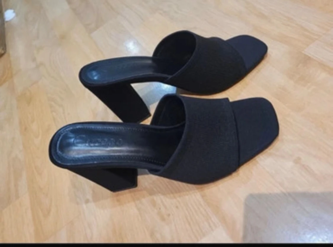 Svarta sandaler med bred klack