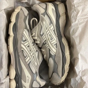 Asics gel nyc oyster grey.  - Ett par helt nya Asics gel nyc oyster grey i storlek 44.5 dessa är för små för mig därför säljer dem är 100 % äkta har kvitto och allt på dem dem är köpt på soleplus och har allt bevis på att den är äkta, nypris 1700 men säljer dessa för bara 1499 pris kan diskuteras vid snabb äffar. 