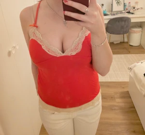 Cerise rosa spetslinne från Max, Y2k - Supersöt röd kortklänning från Max med tunna axelband och vacker krämvit spetsdetalj vid urringning och nederkant. Materialet är mjukt och stretchigt med viskos och elastan för extra komfort.