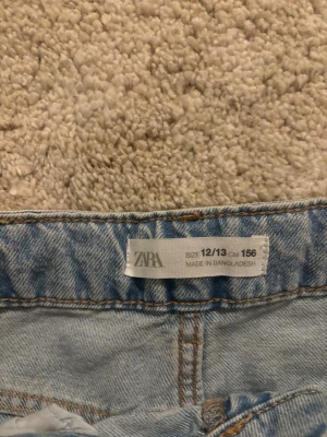 Ljusblå baggy jeans från Zara - Ljusblå jeans från Zara.