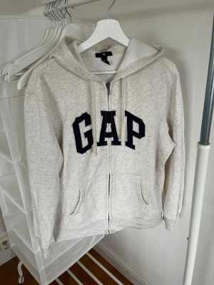 GAP hoodie - Snygg beige hoodie från GAP . Den är i riktigt bra skick och bekväm. Hör gärna av dig om du har några funderingar 