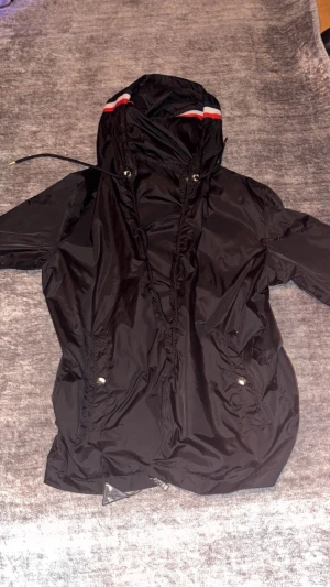 Svart vindjacka  - Svart vindjacka från 