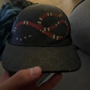 Gucci keps svart kingsnake - Säljer en svart Gucci kingsnake keps, box ingår