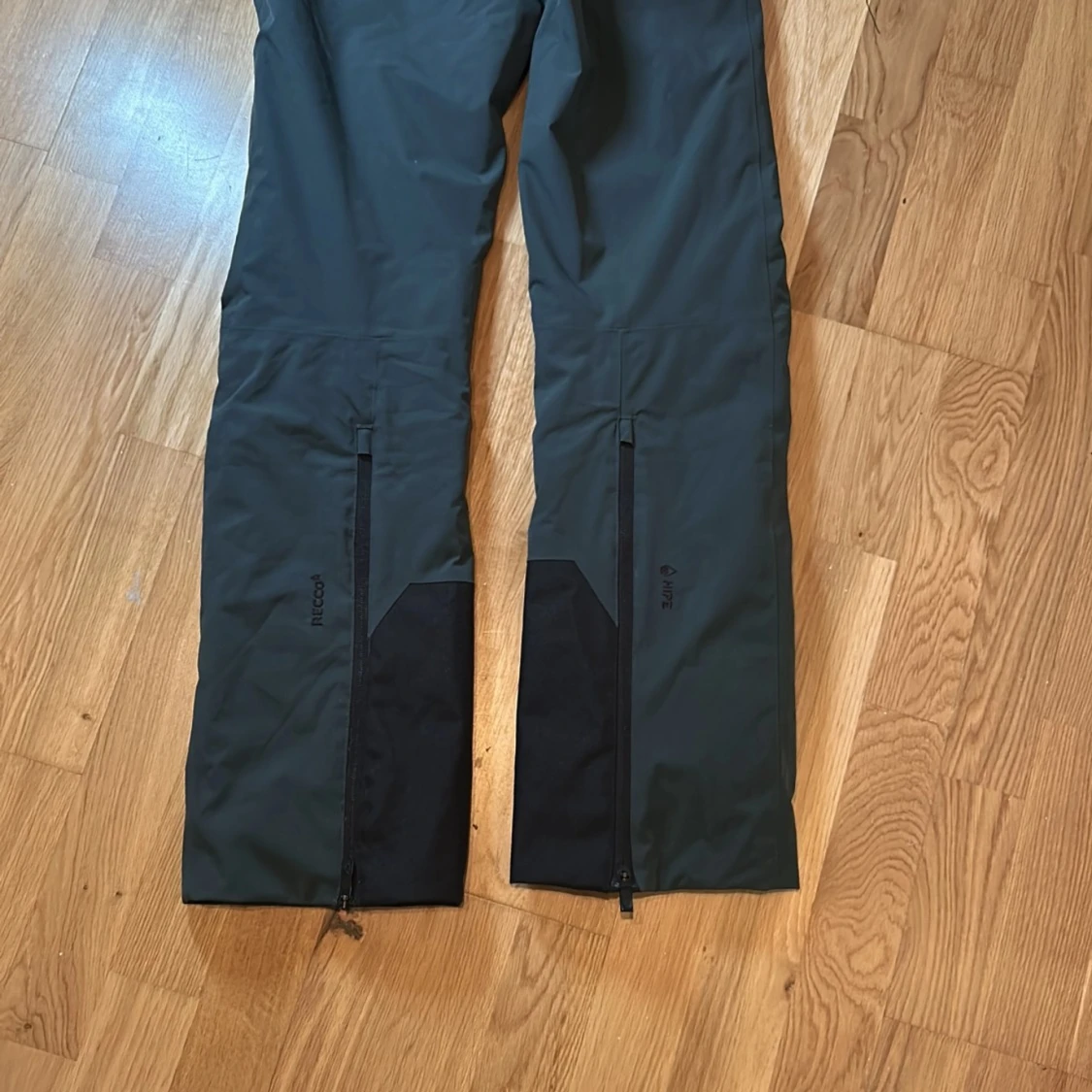 Mörkgrå skidbyxor från Peak Performance - 91