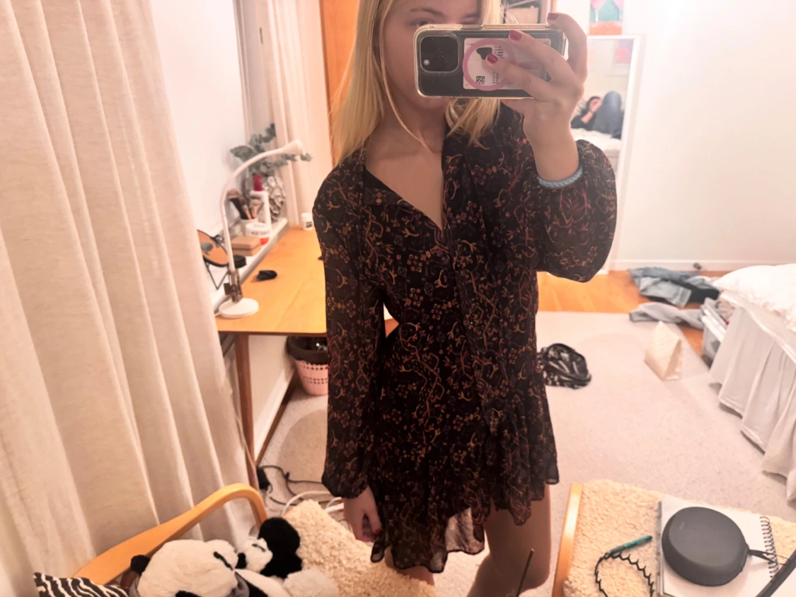 Mörk mönstrad kortklänning med volang - 4