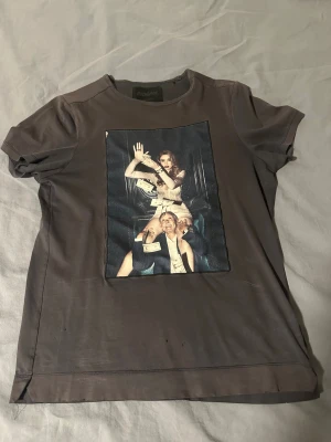 Limitato T-shirt - Mörkgrå Limitato T-shirt i storlek M (s på taggen) . Har några små hål men syns inte när tröjan är på. 350 kr