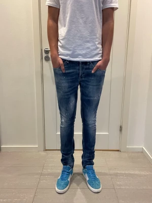 Dondup George Jeans - Säljer nu dessa Dondup George Jeans med super snygga slitningar och tvätt i designen, skriv för fler bilde/frågor🙌🏼