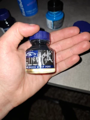 Winsor & Newton Calligraphy Ink - Färg och typ: SvartLämplighet: Formulerad för användning med penslar och stål-/doppennor.  Egenskaper: Tillverkad med noggrant utvalda pigment för att säkerställa färgbriljans. Den är ljusäkta med en beständighetsklassning på AA eller A.  Vattenbeständighet: Bläcket är inte vattenfast när det torkat.  Ytfinish: Ger en satängfinish. 