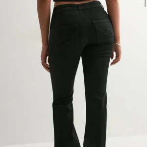 Nelly jeans - Nelly mid/low waist svarta jeans strl S med stich på bak fickan, Använda 2 ggr!! Tyvärr säljs pga att dom är för lång för mig som är 164cm och dom passar nog nån som är 167-172 ist   Nypris 699kr