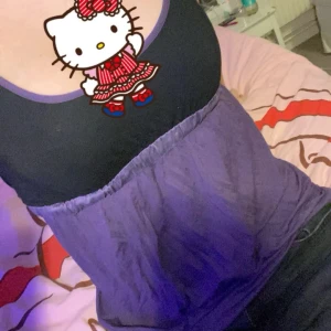 Super söt topp  - Super söt topp som är köpt vintage🎀 den sitter tajat upptill och löst nedtill🎀 som ni ser på sista bilden så kan man knyta baktill för att få den att sitta tajtare eller bara för att det är fint🎀 skriv vid frågor🎀storlek S/XS🎀