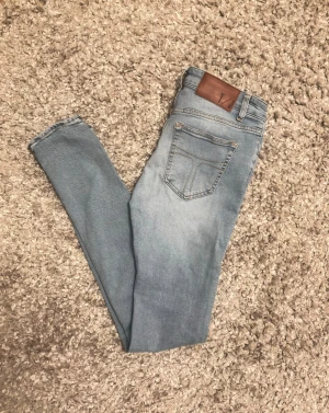 Tiger of Sweden jeans - Tja! Säljer nu ett par jeans från Tiger of Sweden. Jeansen är i mycket bra skick och är i storlek W29 L32. Bara att höra av er vid frågor eller funderingar!